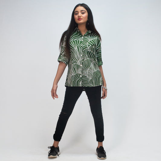 Green and white abstract wave print button-front shirt